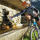 Bikerin am Brunnen bei Farmkehralm Inneralpbach.80366-Original